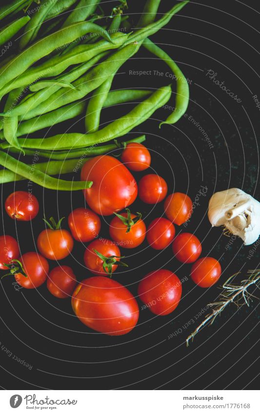 frische bio ernte urban gardening Lebensmittel Gemüse Salat Salatbeilage Bohnen Tomate Thymian Knoblauch Essen zubereiten selbstverpflegung selbstversorgung