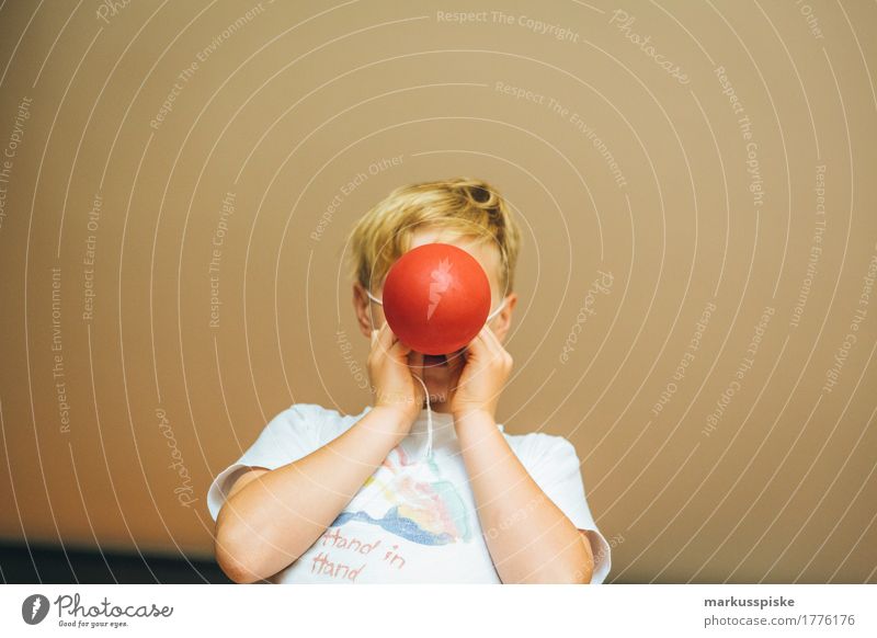 rote Luftballon Clown Nase Freizeit & Hobby Spielen Kinderspiel Haus Geburtstag Kindererziehung Schule lernen Junge Bruder Körper Kopf Haare & Frisuren Arme