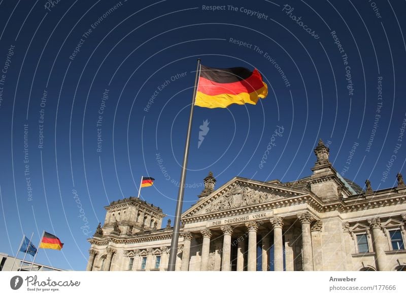 Reichstag in Berlin mit Flaggen Farbfoto mehrfarbig Außenaufnahme Menschenleer Textfreiraum links Textfreiraum oben Hintergrund neutral Tag Sonnenlicht