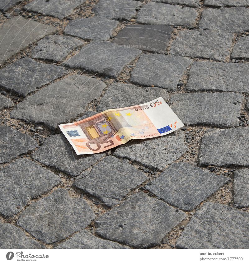 das Geld liegt auf der Straße verlieren Euro 50 Bargeld Geldscheine Kopfsteinpflaster Bürgersteig verloren finden liegen Farbfoto Außenaufnahme Menschenleer