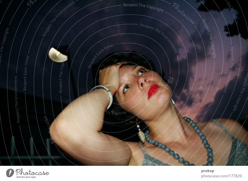 Migräne unterm Halbmond Farbfoto Außenaufnahme Abend Dämmerung Kunstlicht Zentralperspektive Porträt Blick nach oben Mensch feminin Junge Frau Jugendliche