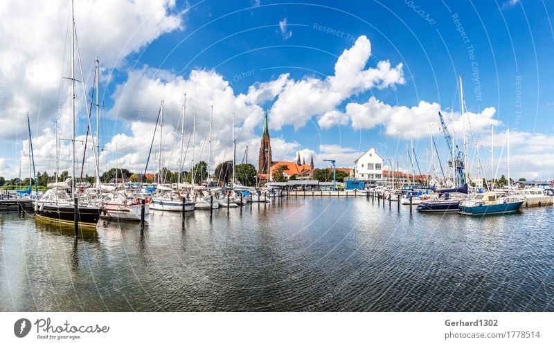 Panorama des Jachthafens und des Doms in Schleswig Segeln Wasser Fjord Ostsee Stadt Hafenstadt Kirche Wahrzeichen Schifffahrt Bootsfahrt Sportboot Segelschiff