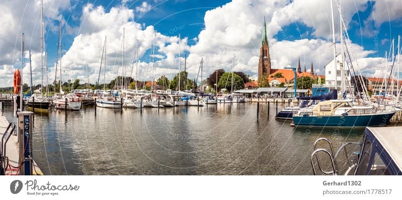 Panorama des Yachthafens von Schleswig mit dem Schleswiger Dom Segeln Fahrrad Natur Wasser Schönes Wetter Küste Ostsee Stadt Hafenstadt Wahrzeichen Schifffahrt