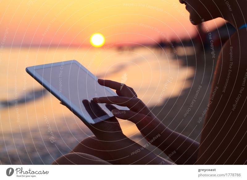 Close-up shot ofwoman arbeiten mit Tablet-Computer auf Sonnenuntergang und Meer Hintergrund Ferien & Urlaub & Reisen Sommer Strand Mensch Mädchen Junge Frau