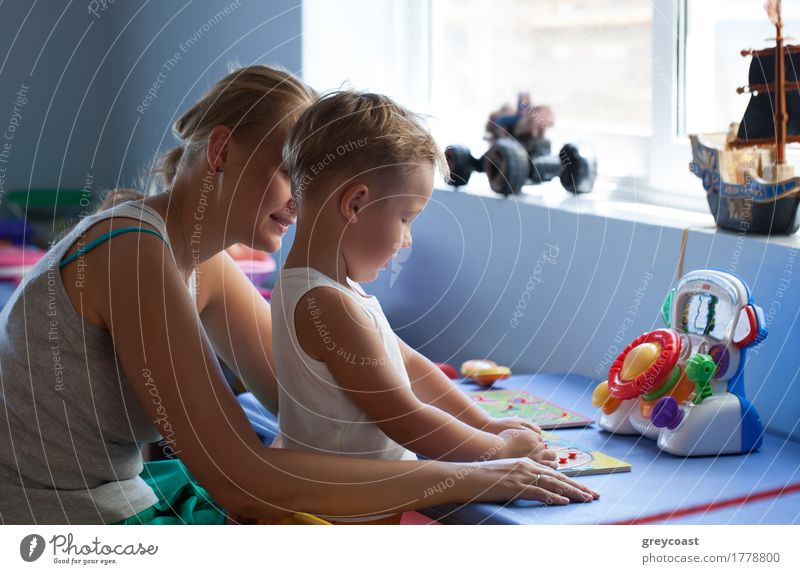 Mutter beobachtet kleinen Sohn spielen Lernspiel in seinem Zimmer Freude Spielen Kindererziehung Junge Junge Frau Jugendliche Erwachsene