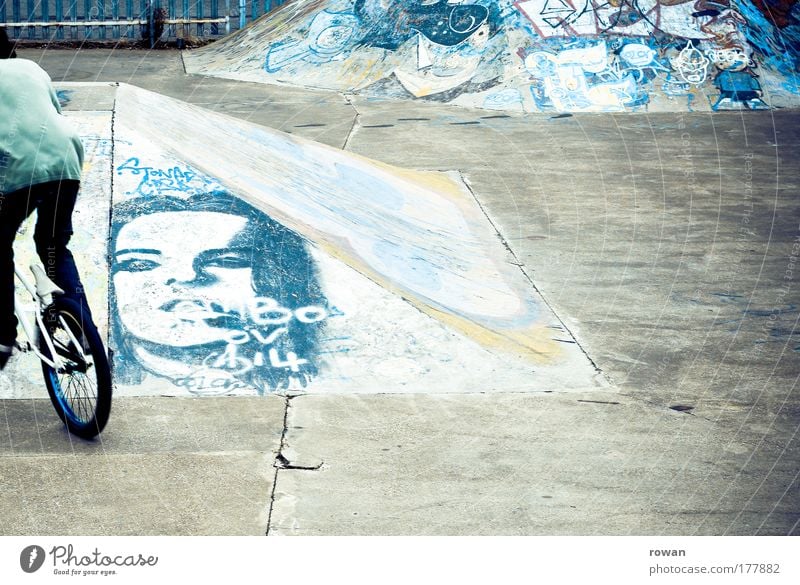 skaterpark Farbfoto Gedeckte Farben Außenaufnahme Textfreiraum rechts Textfreiraum Mitte Tag Mensch maskulin Junger Mann Jugendliche Fahrradfahren blau