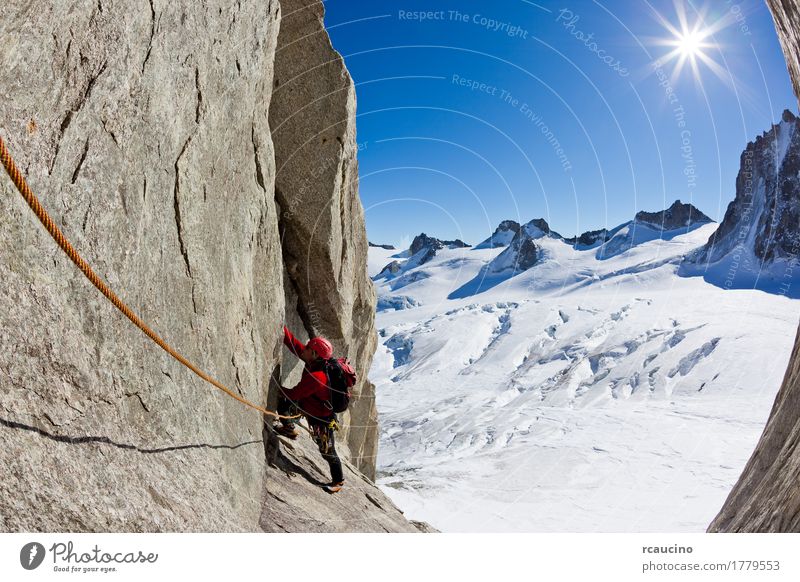 Klettern in Mont Blanc, Alpen, Frankreich. Ferien & Urlaub & Reisen Abenteuer Expedition Winter Schnee Berge u. Gebirge Sport Bergsteigen Seil Junge Mann