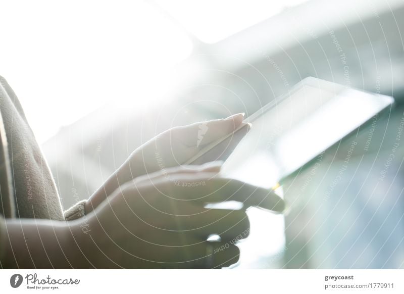 Nahaufnahme von weiblichen Händen, die ein Touchpad gegen helles Sonnenlicht halten Computer Junge Frau Jugendliche Hand 1 Mensch modern Tablet Computer