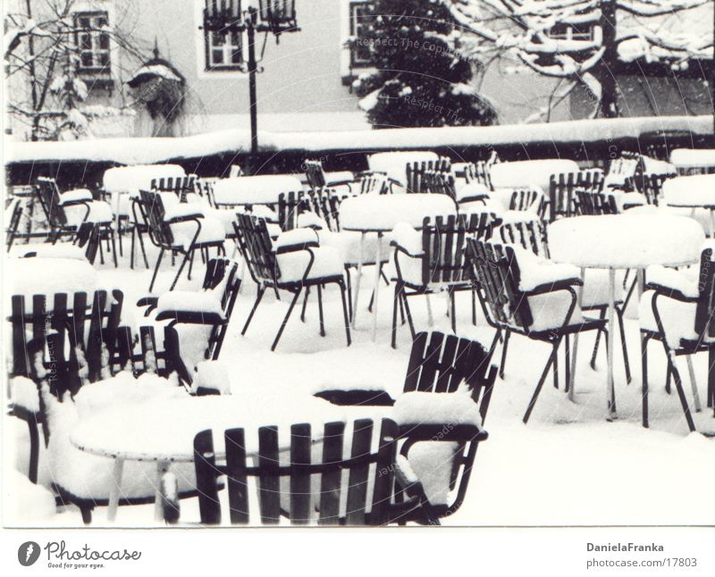 Platz gefällig? Winter Freizeit & Hobby Terrasse Stuhl Tisch obskur Schwarzweißfoto Schnee Außenaufnahme
