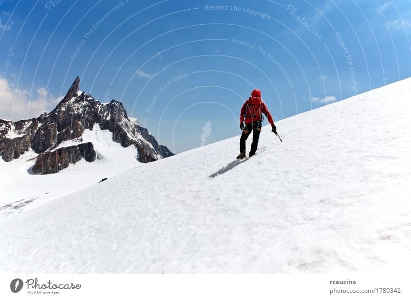 Bergsteiger auf einem Gletscher, Mont Blanc, Chamonix, Frankreich. Freude Abenteuer Expedition Winter Schnee Berge u. Gebirge Sport Klettern Bergsteigen Erfolg