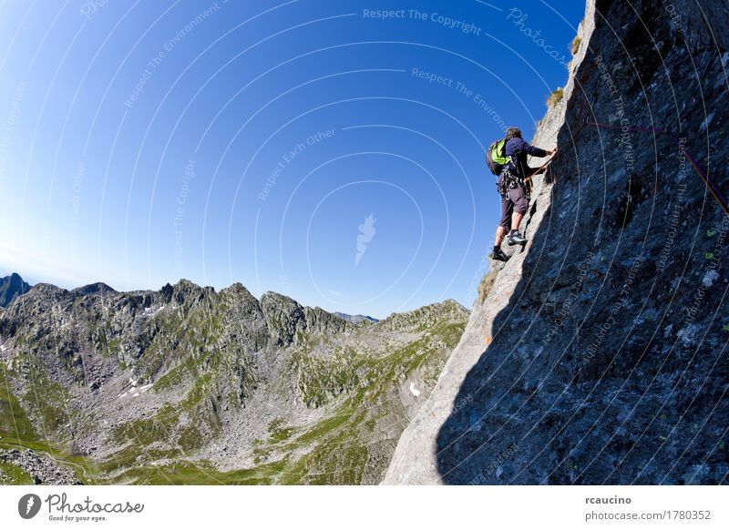 Kaukasischer männlicher Bergsteiger, der eine steile Wand klettert Ferien & Urlaub & Reisen Abenteuer Expedition Sommer Berge u. Gebirge Sport Klettern