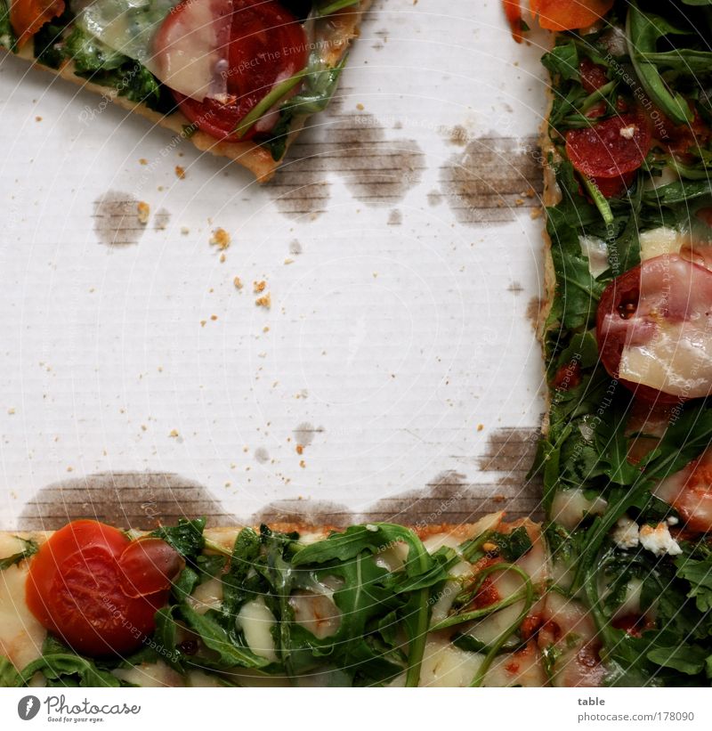 Pizza Farbfoto Innenaufnahme Nahaufnahme Detailaufnahme Textfreiraum links Textfreiraum Mitte Vogelperspektive Lebensmittel Gemüse Tomate Ernährung