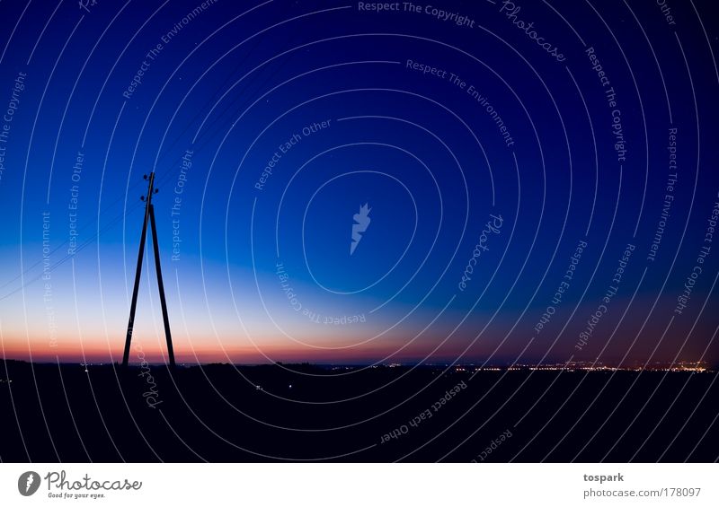 Telefon am Abend Farbfoto Außenaufnahme Menschenleer Textfreiraum oben Dämmerung Sonnenaufgang Sonnenuntergang Langzeitbelichtung Zentralperspektive
