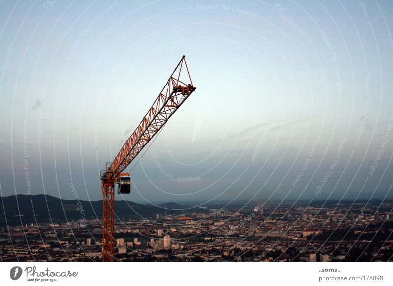 Urbanes Wachsen Farbfoto Außenaufnahme Dämmerung Vogelperspektive Hausbau Linz Österreich Stadt Hauptstadt bevölkert Hochhaus Bauwerk Kran bauen Blick