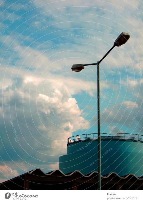 T Architektur Industrie Industriefotografie Tank Silo Dach Laterne Stahl Mast Gebäude Bauwerk Himmel Wolken blau bedeckt Lampe Straßenbeleuchtung Hochformat