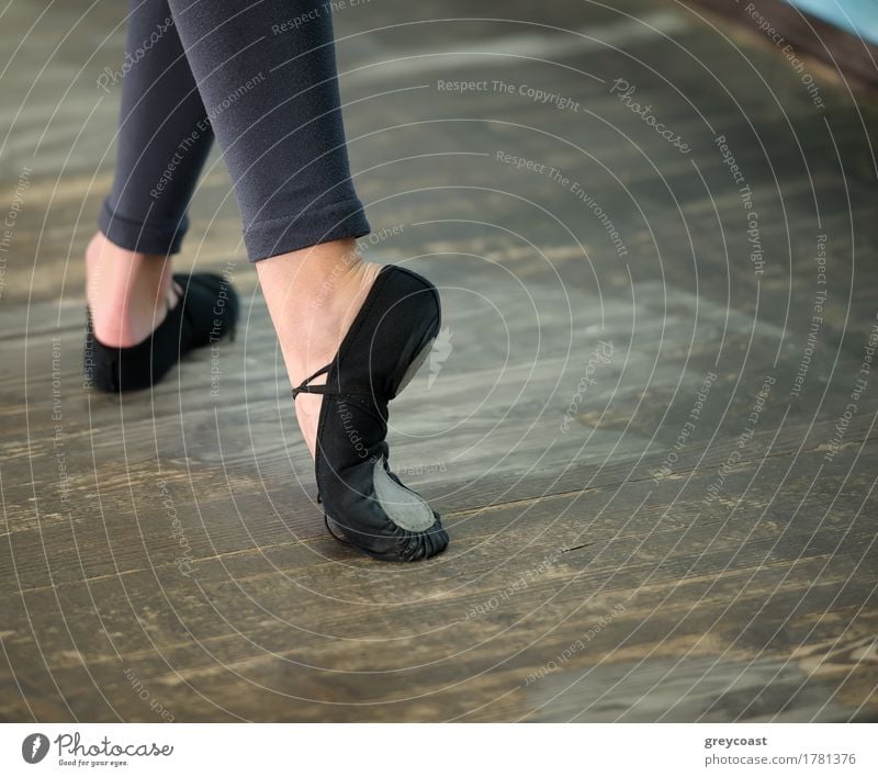Ballerinas Beine in schwarzen Spitzen auf Holzboden in Spitzenposition elegant Stil schön Tanzen Schule Beruf Mädchen Frau Erwachsene Fuß Tänzer Balletttänzer