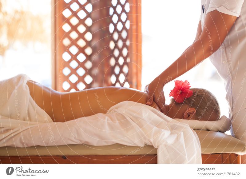 Frau, die eine professionelle Rückenmassage im Beauty-Spa am Urlaubsort erhält. Gesundheit und Körperpflege Haut Gesundheitswesen Behandlung Wellness Erholung