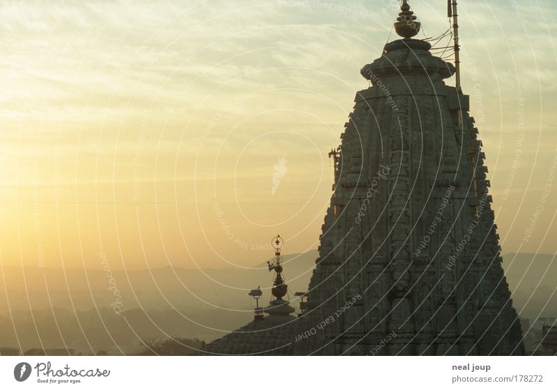 Wach auf, Jagdish! Farbfoto Gedeckte Farben Außenaufnahme Morgendämmerung Silhouette Tourismus Ferne Städtereise Landschaft Himmel Horizont Udaipur Indien Asien