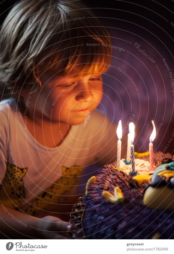 Kleiner Junge bläst Kerzen im Kuchen für seinen 4. Geburtstag aus Dessert Freude Glück Gesicht Dekoration & Verzierung Feste & Feiern Kind Mensch Kindheit 1