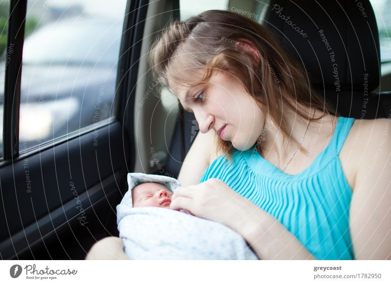 Mutter schaut sanft auf Kleinkind während der Fahrt im Auto Glück Gesicht Leben Ferien & Urlaub & Reisen Ausflug Kind Mensch Baby Frau Erwachsene