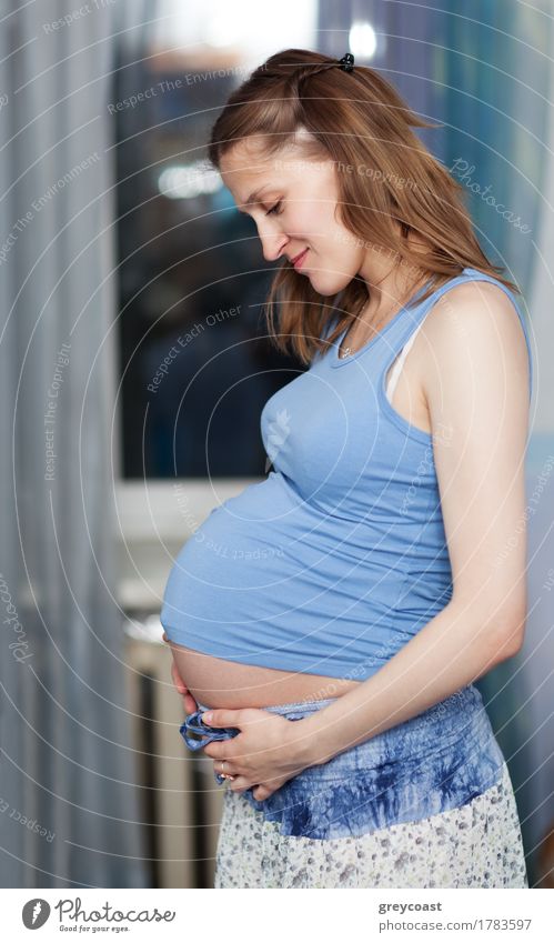 Schwangere Frau Steht Im Raum Ein Lizenzfreies Stock Foto Von Photocase