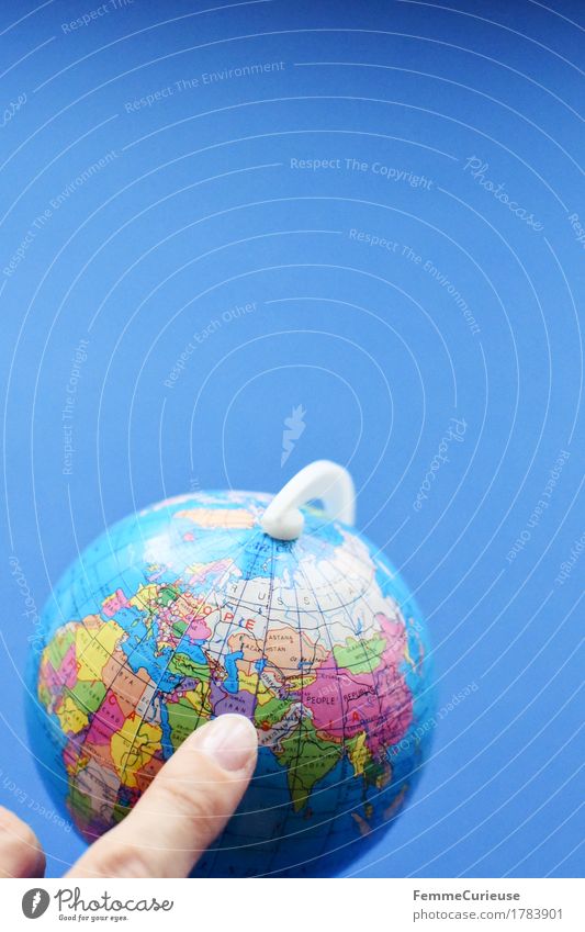 Globus_1783901 Kugel Ferien & Urlaub & Reisen Iran Naher und Mittlerer Osten Weltreise entdecken Erde zeigen Finger Hintergrund neutral blau Fernweh