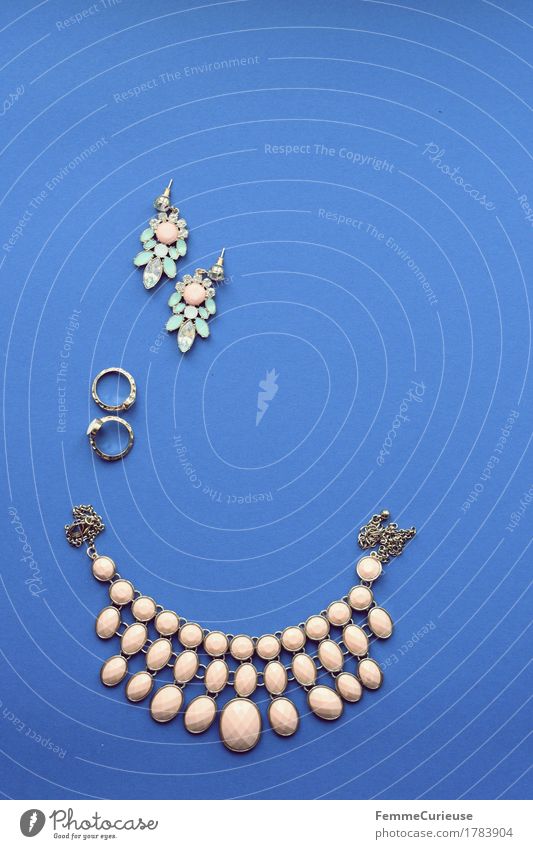 Schmuck_1783904 Accessoire feminin Halskette Statementkette Ring Ohrringe edel elegant blau Hintergrund neutral liegen Dekoration & Verzierung Mode rosa