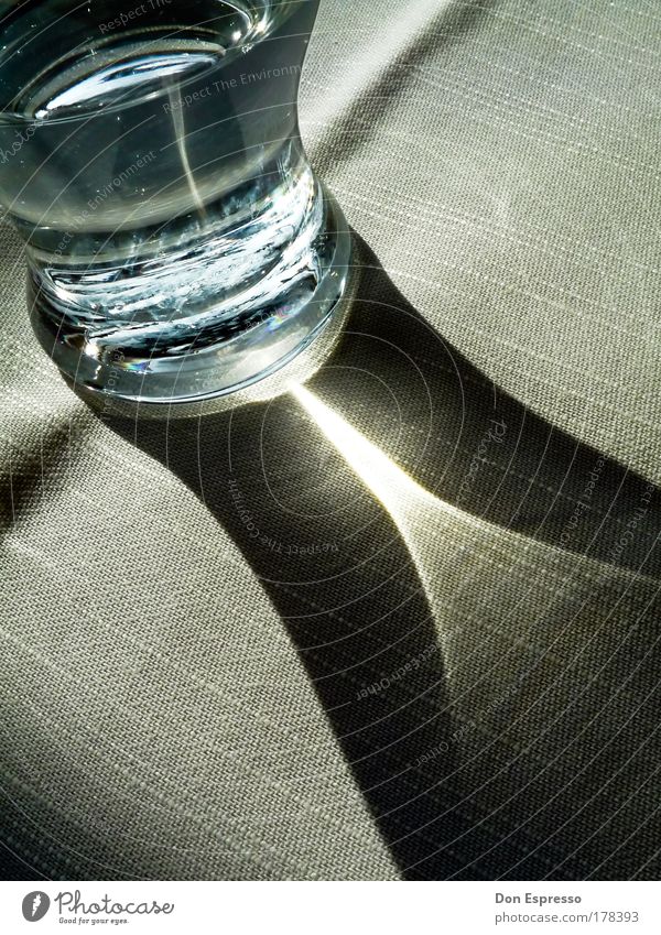 Brennpunkt Küchentisch Glas Licht Sonne Tisch Wasser Getränk trinken Wasserglas Tischwäsche
