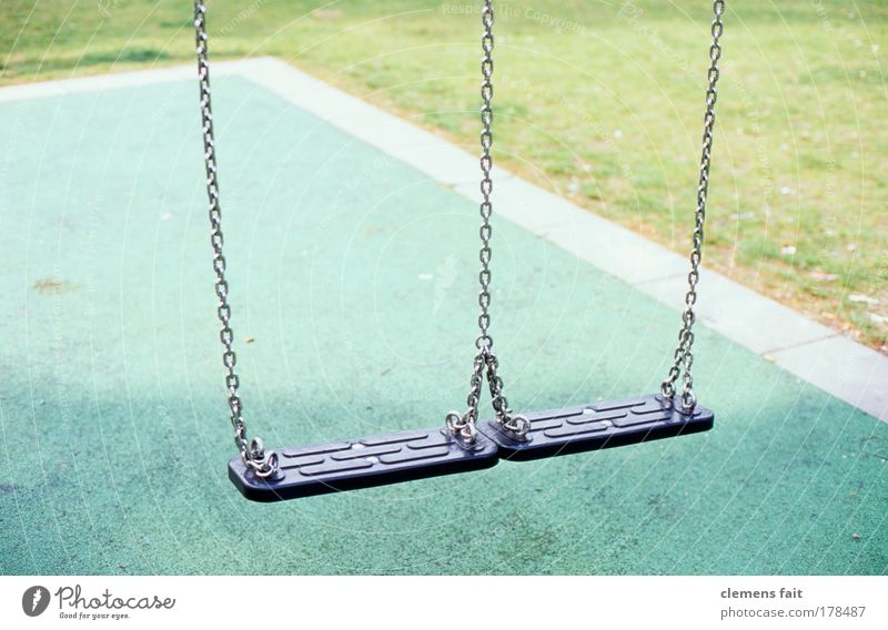 Spielplatz Farbfoto Außenaufnahme Menschenleer Textfreiraum oben Morgen Licht Schwache Tiefenschärfe schaukeln grün schwarz ruhig Kindheit Schaukel Rasen Kette