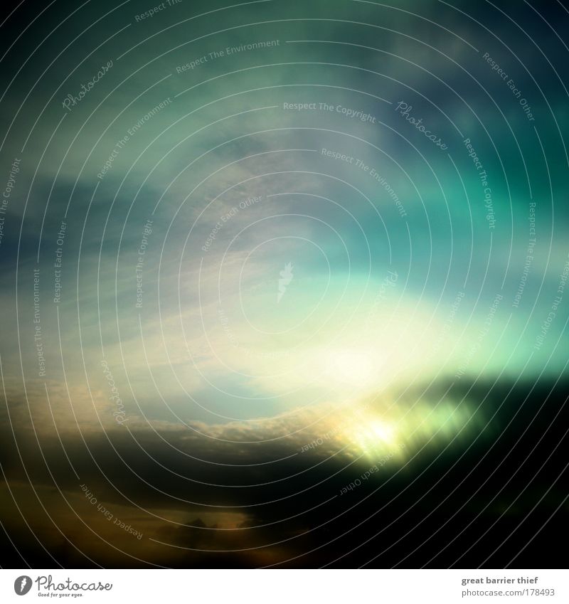 nordlichtparade Farbfoto Außenaufnahme Luftaufnahme Menschenleer Dämmerung Nacht Licht Kontrast Silhouette Lichterscheinung Bewegungsunschärfe Natur Himmel
