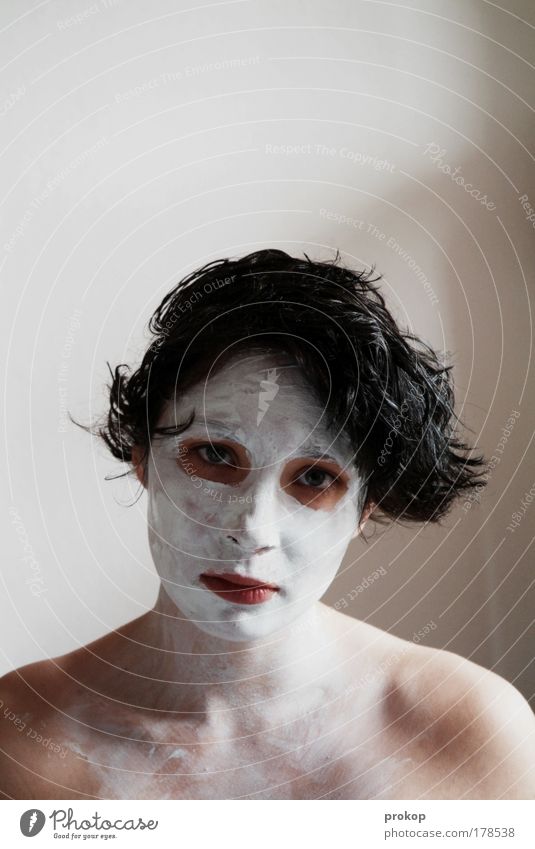 M. Manson ihm seine Frau Farbfoto Innenaufnahme Textfreiraum oben Tag Kontrast Zentralperspektive Porträt Blick in die Kamera schön Körperpflege Haut Wellness