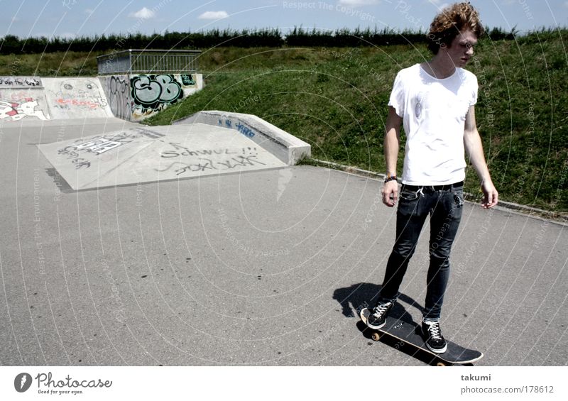 Skateboarding Gedeckte Farben Außenaufnahme Tag Schatten Kontrast Totale Blick nach vorn Sport Mensch maskulin Junger Mann Jugendliche 1 18-30 Jahre Erwachsene