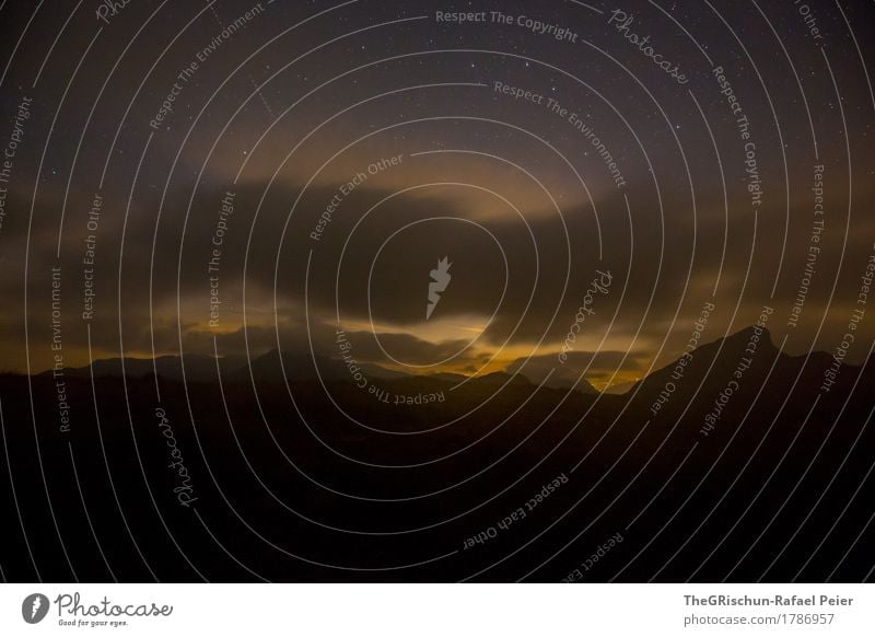 Berge Umwelt Natur Landschaft braun gelb gold schwarz dunkel Nacht Berge u. Gebirge Silhouette Außenaufnahme Wolken Stern Langzeitbelichtung Stimmung Farbfoto