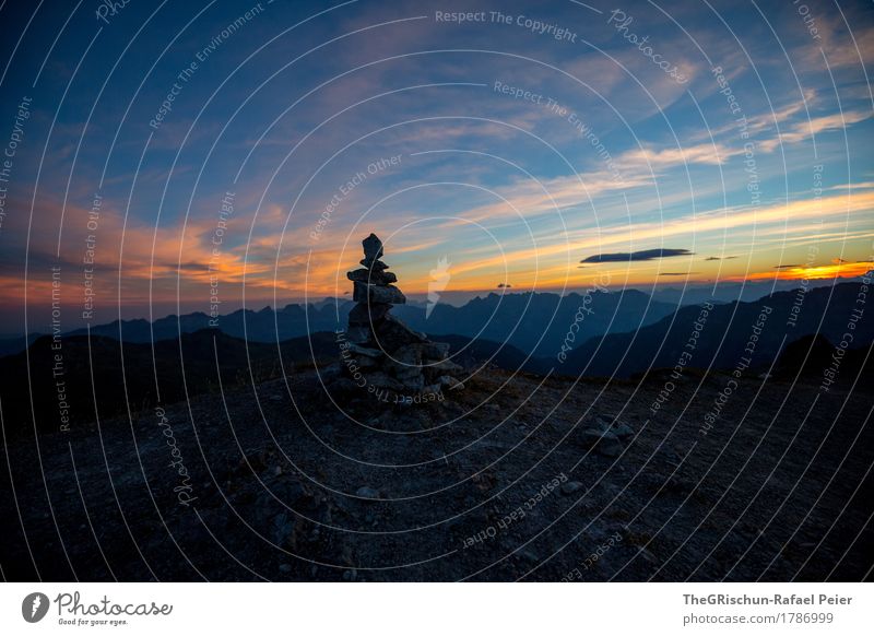 Steinmännchen Umwelt Natur Landschaft Himmel blau orange schwarz Schweiz Berge u. Gebirge Morgen Wolken Alpen Bergkette Farbfoto Außenaufnahme Menschenleer