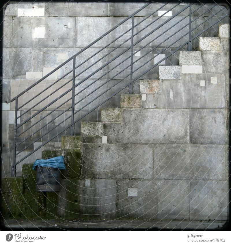 wegwerfgesellschaft Farbfoto Außenaufnahme Menschenleer Textfreiraum rechts Textfreiraum unten Stadt Mauer Wand Treppe Treppengeländer Steinmauer dreckig blau
