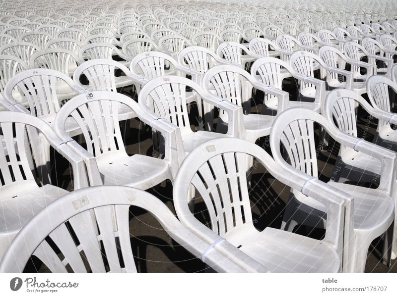 Plaste und Elaste . . . Möbel Stuhl Veranstaltung Kunststoff stehen warten weiß Gastfreundschaft Ordnung public viewing Massenveranstaltung Farbfoto