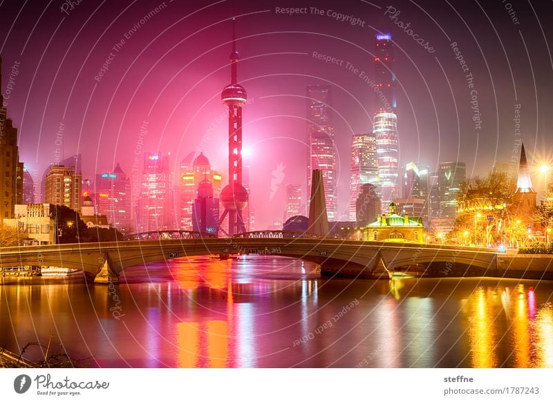 FROHES NEUES! Shanghai Skyline Hochhaus Stadt China Feuerwerk Reflexion & Spiegelung Farbfoto mehrfarbig Außenaufnahme Menschenleer Textfreiraum unten Nacht