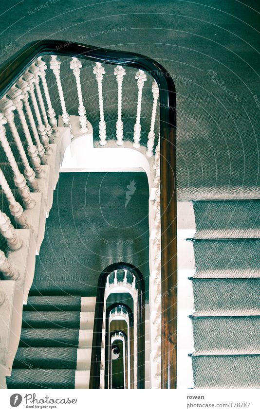 treppab Farbfoto Innenaufnahme Tag Haus grün Treppe Treppenhaus Geländer Teppich alt retro altehrwürdig hoch aufsteigen vertikal Wiederholung Architektur