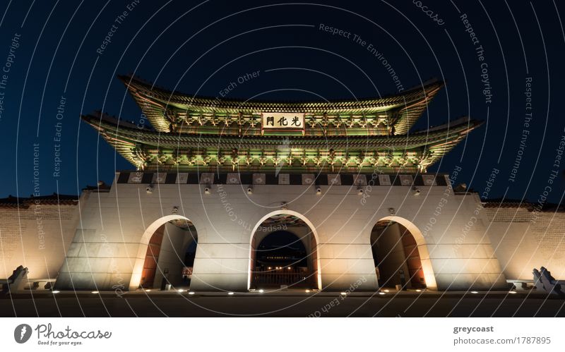 Tiefwinkelaufnahme des beleuchteten Drei-Portal-Tors Gwanghwamun bei Nacht. Wahrzeichen von Seoul, Südkorea Ferien & Urlaub & Reisen Tourismus Sightseeing Stadt