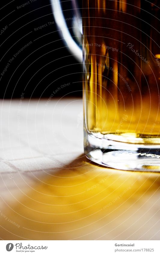 Bier Getränk Alkohol Bierkrug Glas Oktoberfest genießen Hopfen Malz Bierglas voll Tragegriff Innenaufnahme Menschenleer Lichteinfall Lichtschein Farbfoto