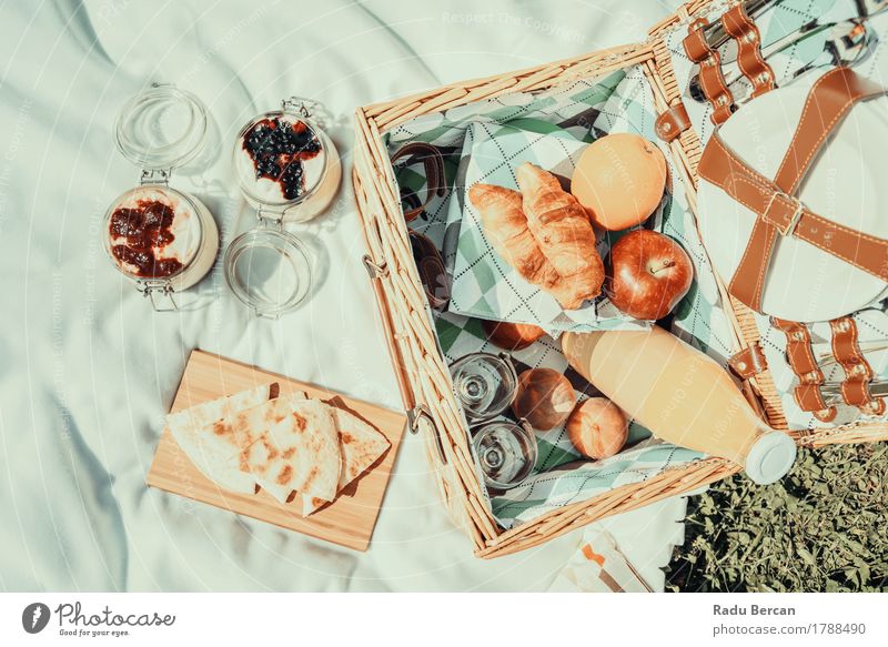 Picknick mit Früchten, Orangensaft, Quesadilla und Käsekuchen Lebensmittel Frucht Apfel Croissant Marmelade Ernährung Essen Frühstück Mittagessen Bioprodukte