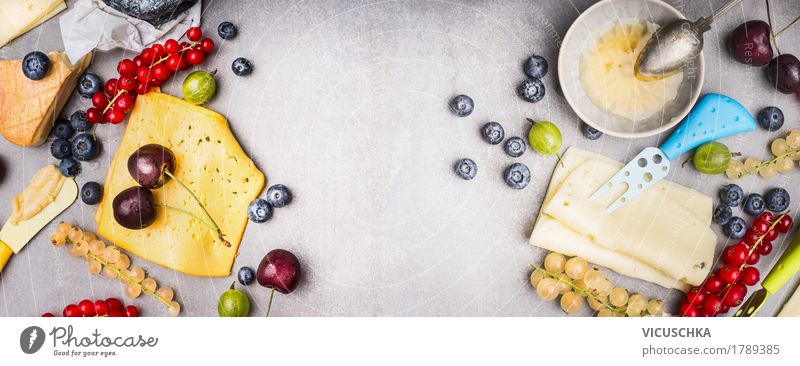 Verschiedene Käse mit Beeren und Honig Lebensmittel Milcherzeugnisse Frucht Dessert Marmelade Ernährung Frühstück Bioprodukte Geschirr Messer Stil Design