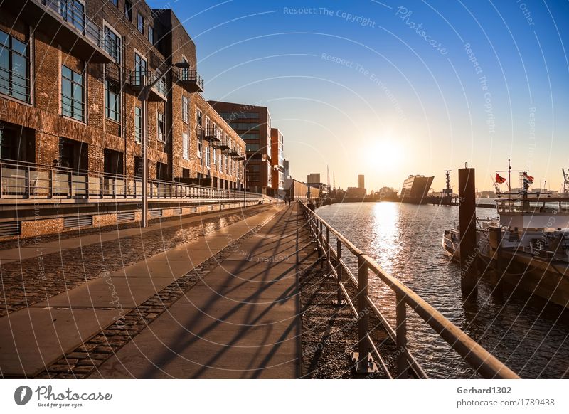 Hamburger Hafen und Dockland im Gegenlicht der Morgensonne Tourismus Haus Flussufer Hauptstadt Hafenstadt Architektur Sehenswürdigkeit Schifffahrt