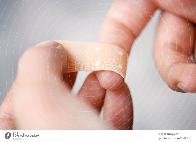 Selbstklebende Bandage Klebstoff bandagieren Finger Hand Hände Gewebe Wunde verwundet Schutz medizinisch Hygiene antiseptisch Nahaufnahme Detailaufnahme