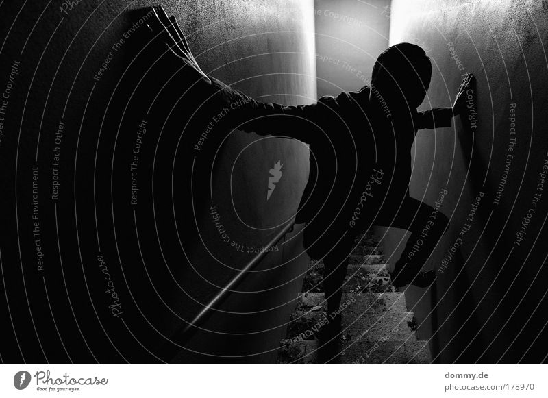 break Schwarzweißfoto Außenaufnahme Nacht Kunstlicht Schatten Kontrast Silhouette Gegenlicht Low Key Vogelperspektive Weitwinkel maskulin Mann Erwachsene 1