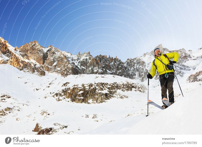 Skifahrer macht eine Pause, das Panorama betrachtend. Chamonix, Frankreich. Freude Erholung Ferien & Urlaub & Reisen Tourismus Abenteuer Expedition Winter