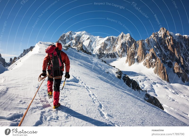 Mountaneer klettert einen schneebedeckten Bergrücken in Mont Blanc, Frankreich Abenteuer Expedition Sonne Winter Schnee Berge u. Gebirge Sport Klettern