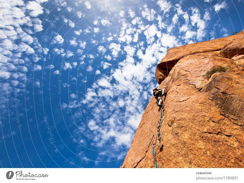 Bergsteiger auf einer steilen Granitklippe, Marokko, Afrika. Ferien & Urlaub & Reisen Abenteuer Expedition Berge u. Gebirge Klettern Bergsteigen Seil Mann