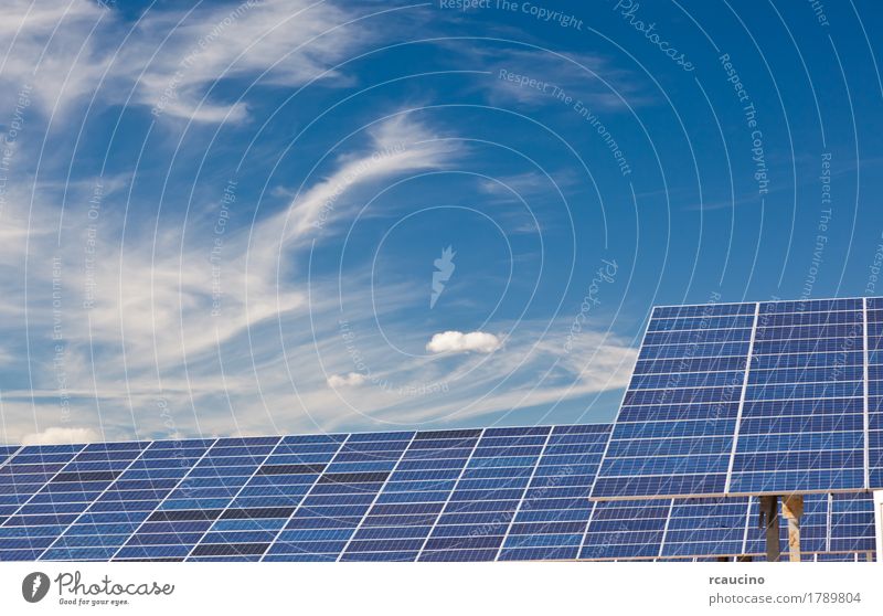 Photovoltaik-Panels in einem Solarkraftwerk über einen blauen Himmel. Industrie Sonnenenergie Umwelt Wolken Klima natürlich Sauberkeit grün Energie alternativ