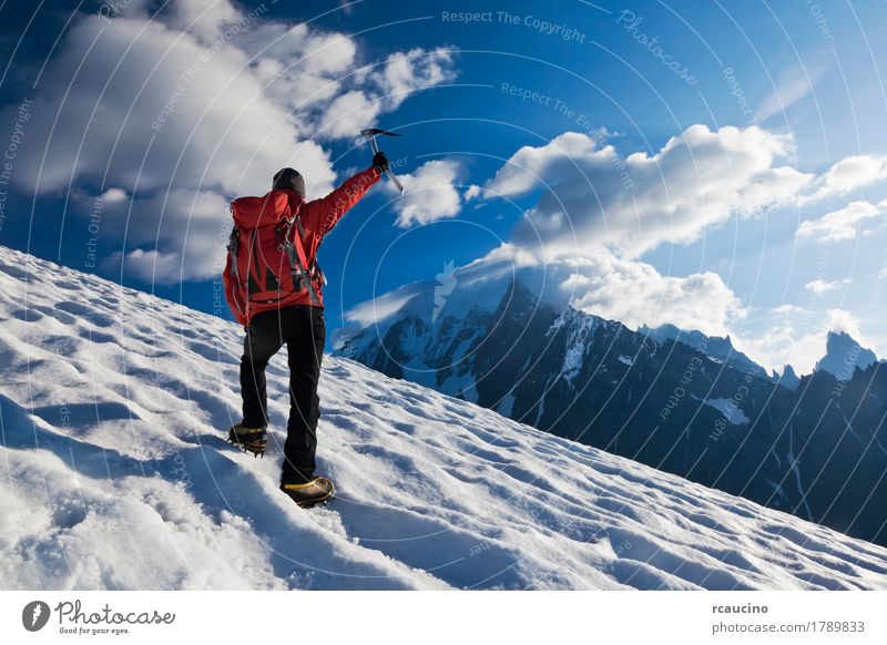 Bergsteiger, der aufwärts auf einen Gletscher geht. Mont Blanc, Frankreich. Abenteuer Expedition Winter Schnee Berge u. Gebirge Klettern Bergsteigen Erfolg